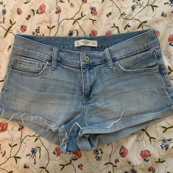 Low-rise light wash Abercrombie & Fitch shorts - Picture 1 of 3